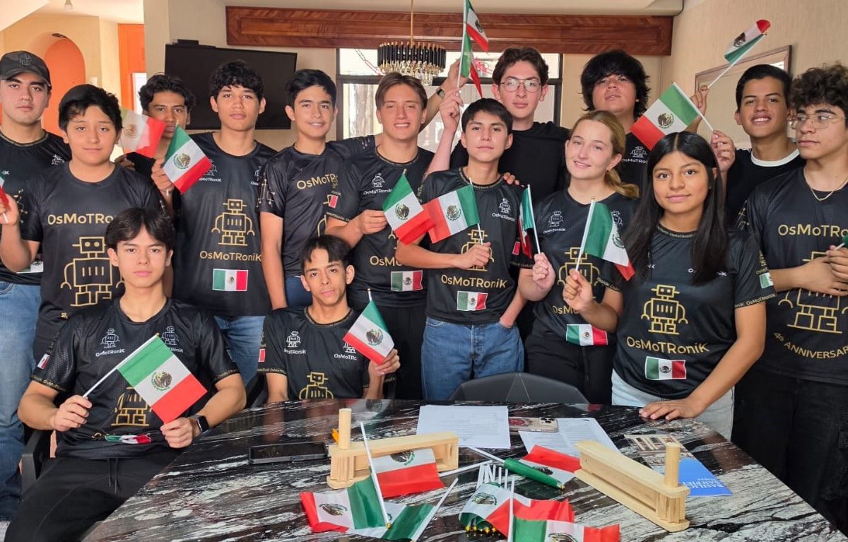 Estudiantes de Leon robotica torneo Enjoy AI