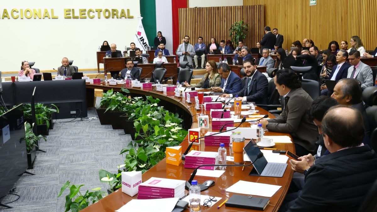 Guadalupe Taddei y directivos de INE festejan con proveedor investigado