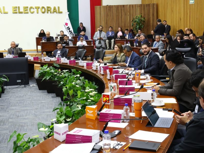 Exhiben a directivos del INE en fiestas de proveedor investigado por la UIF