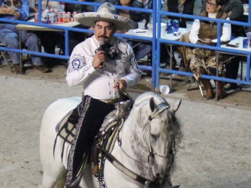 Ezequiel Peña conquista a Purísima del Rincón con música ranchera y show ecuestre