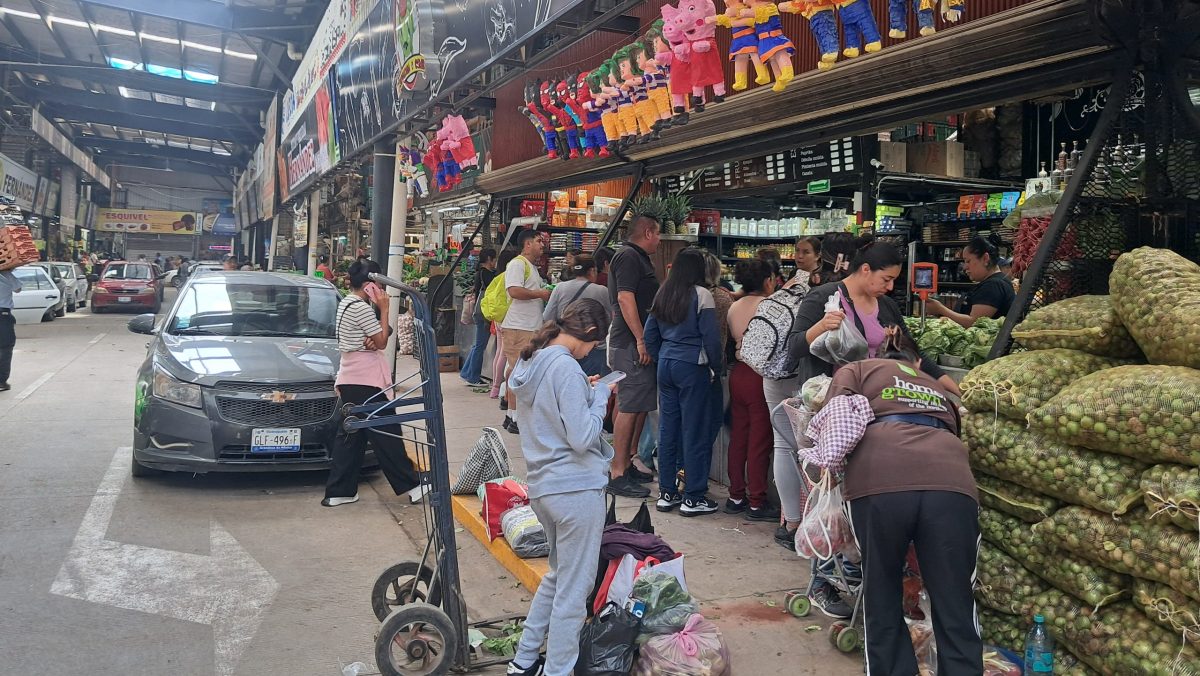 A pesar de que bajó la inflación en México, comerciantes y clientes en el Descargue Estrella notan aumento de la canasta básica.