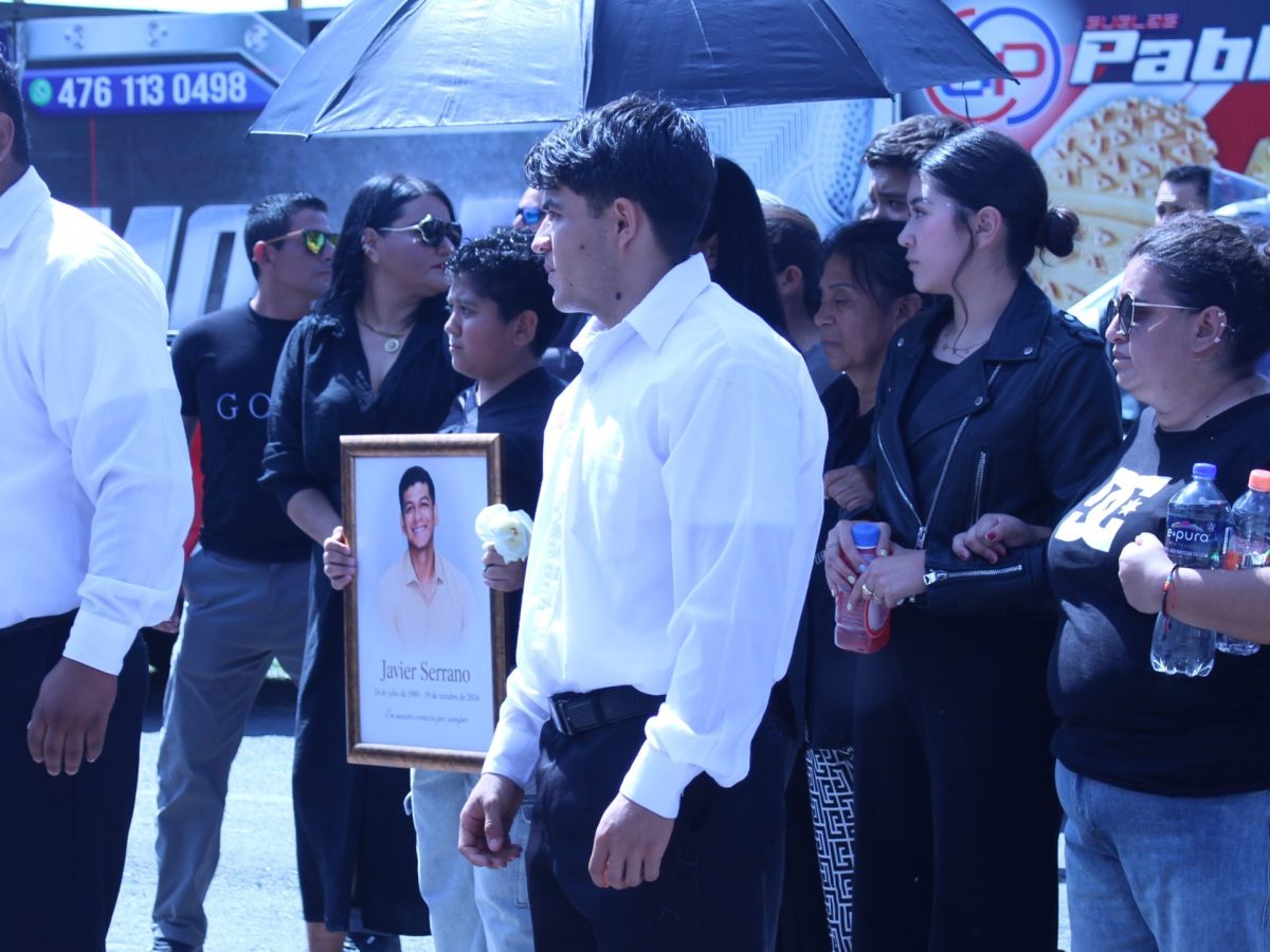 Entre sirenas, lágrimas y honores, bomberos despiden a Javier Alejandro Serrano Becerra