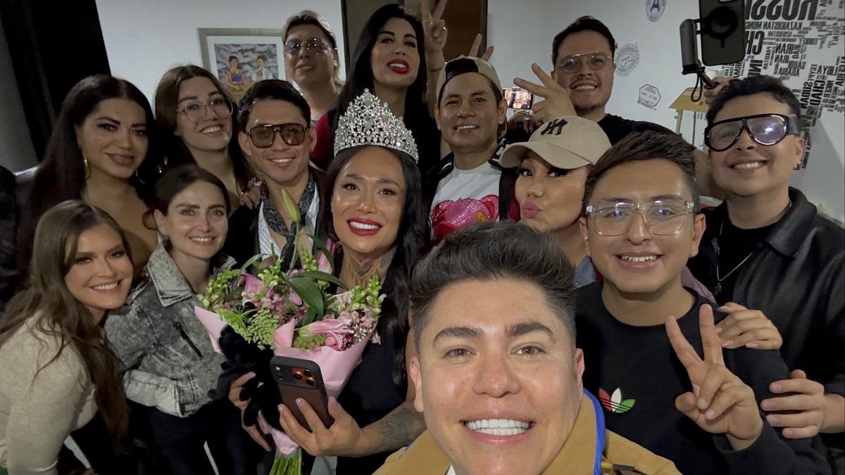 Fiesta de bienvenida de Karina Torres con corona y ramo de flores