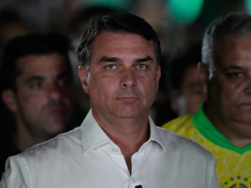 Flávio Bolsonaro vuela a EU tras derrota electoral; Brasil le cancela pasaportes