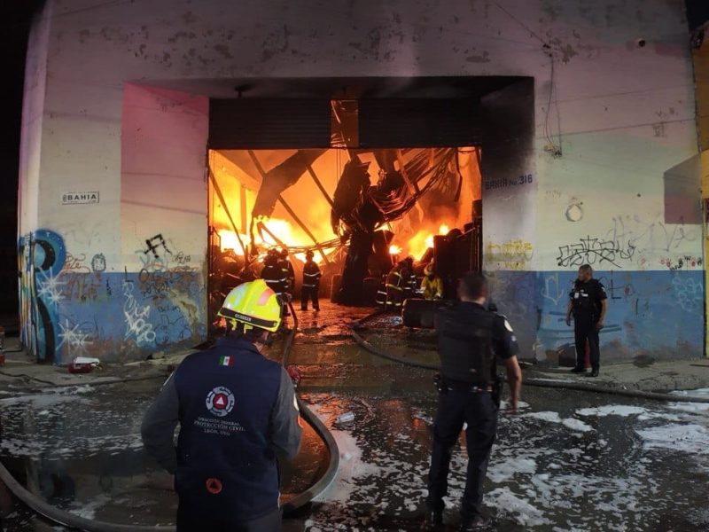 Desconocen si fábrica de solventes incendiada en León tenía permiso de uso de suelo