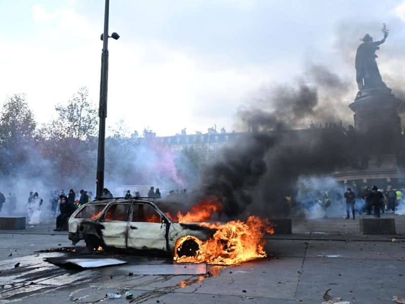 Protestas en Francia: Macron promete castigar a quienes “buscan derribar la República”