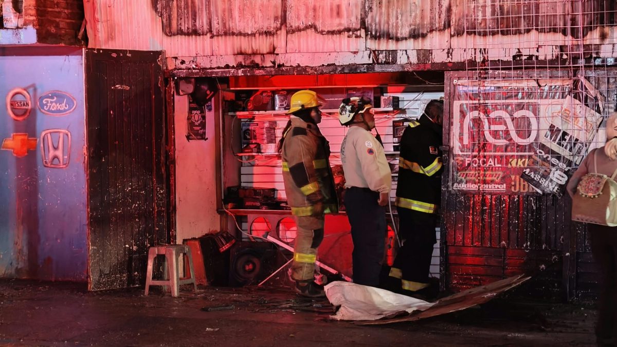 Fuego consume negocio de audio en la colonia La Brisa sobre el Vicente Valtierra, en León
