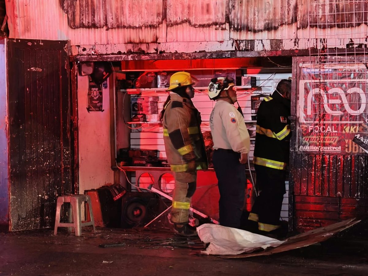 Se incendia local de audio de autos en el Vicente Valtierra