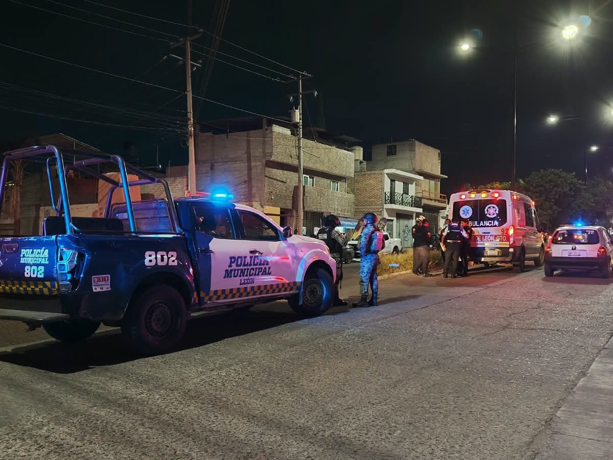 Mujer queda grave tras ser atropellada por una moto en Las Hilamas; muere su perro