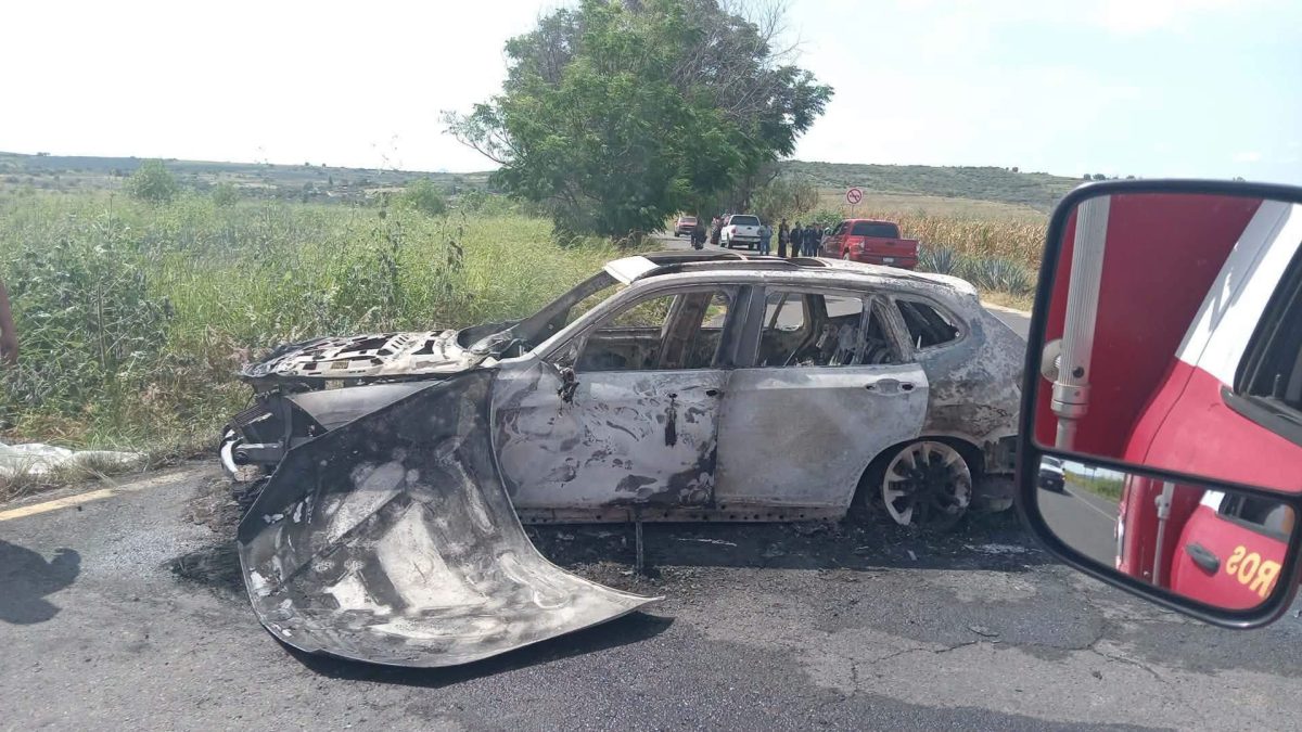 Escapan a tiempo de auto en llamas en Pénjamo; falla mecánica causa pérdida total
