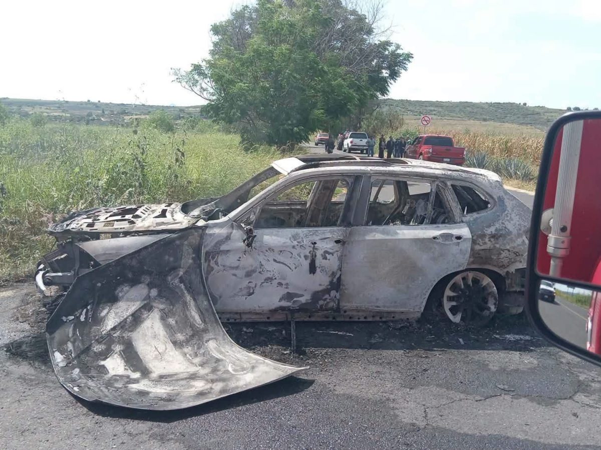 Salvan la vida al escapar de auto en llamas tras cortocircuito en carretera de Pénjamo