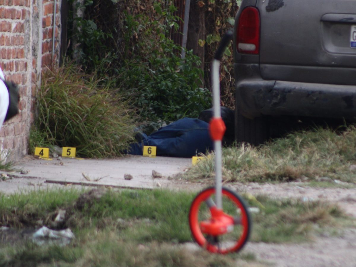 Mujer es asesinada afuera de una casa en Irapuato; agresor huyó en moto