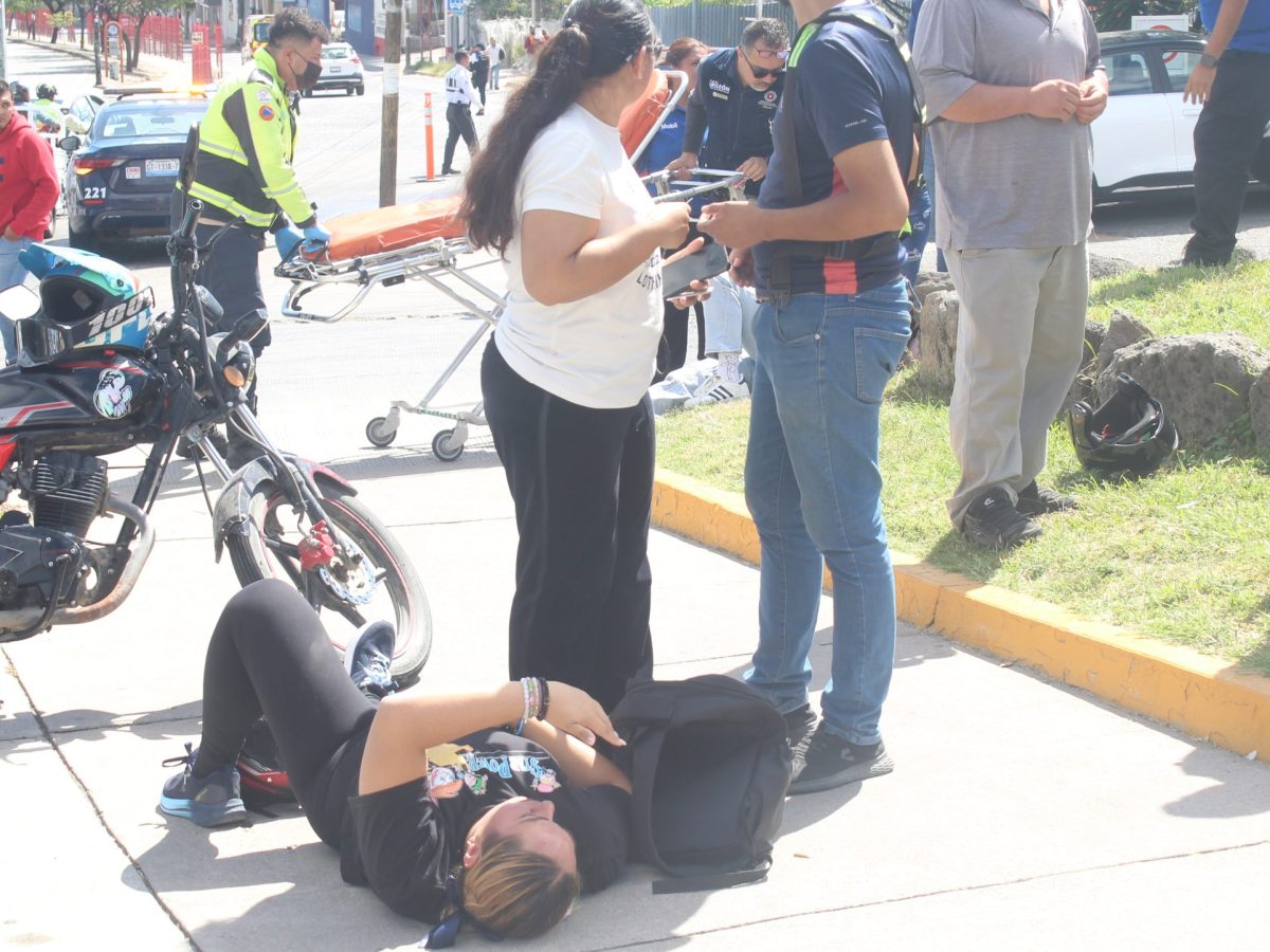 ¿Qué pasó en San Juan Bosco? Oruga tira diésel y provoca derrape de tres motos; hay dos heridas