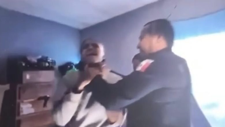 En el video, que tiene una duración de solo ocho segundos, se aprecia cuando Nava Quevedo somete del cuello a una mujer