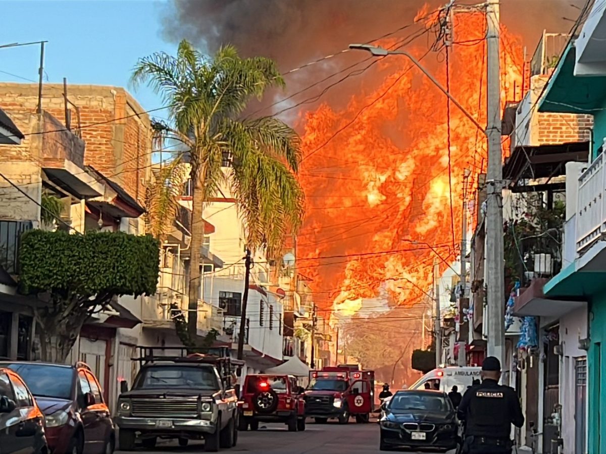 Incendio en fábrica de solventes en León; hay un herido grave