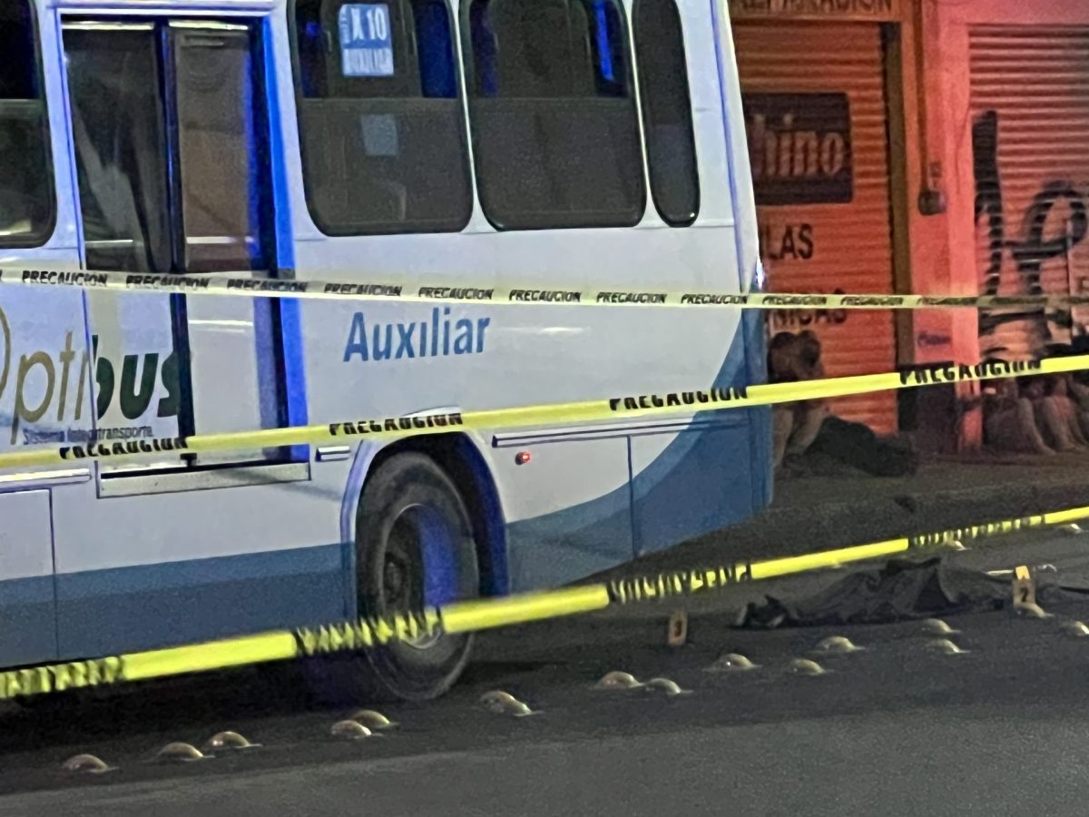 Se suelta de la mano de su hermana y camión la atropella en la Miguel Alemán, en León