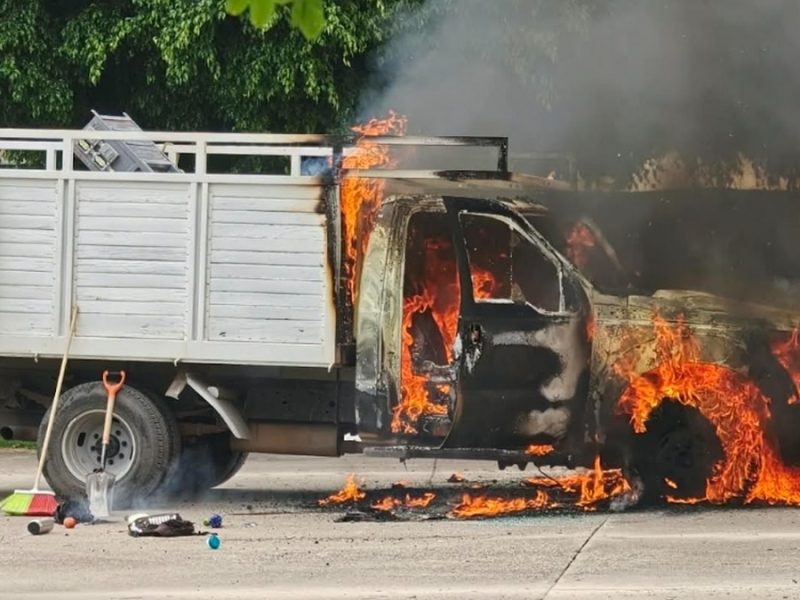 Hombres en moto incendian camioneta mientras trabajadores daban mantenimiento a parque en Celaya