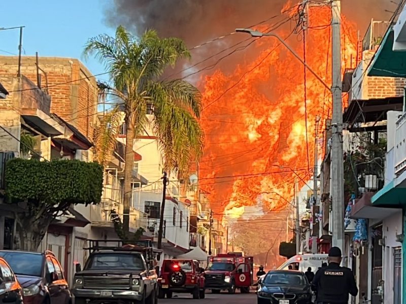 Hallan 750 recipientes inflamables en bodega incendiada en León; aún indagan si tenía permisos