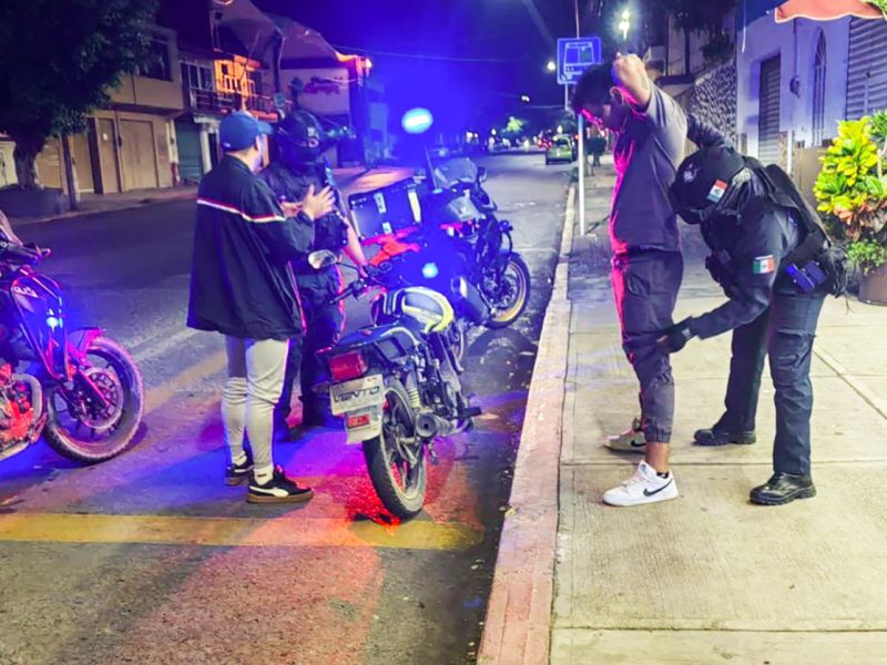 Narcobloqueos y quema de autos paralizan clases y transporte en Morelos