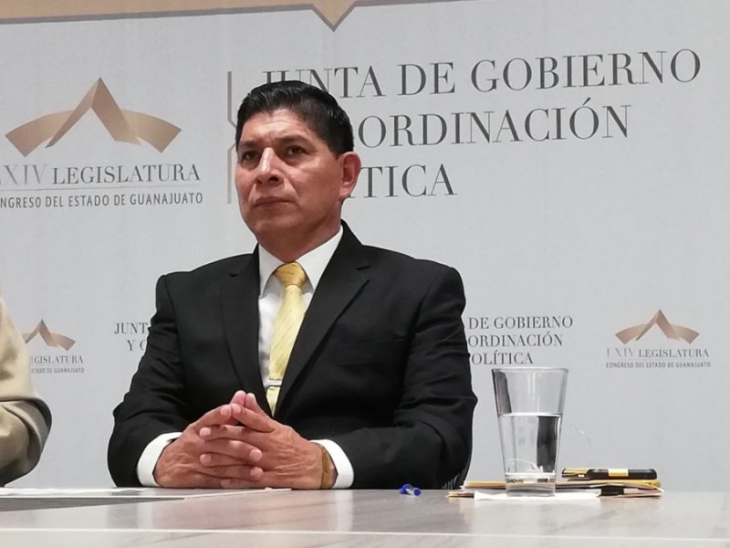 Dan chance a expolítico rechazado por registrarse como mujer; quitan restricción de género
