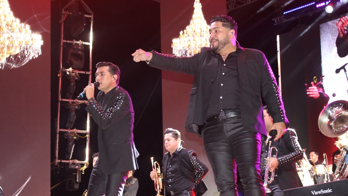 La Adictiva en la Feria de Purísima cantando en el Teatro del Pueblo 02