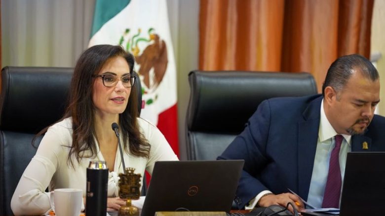 La alcaldesa Alejandra Gutiérrez y el secretario de Ayuntamiento, Pablo Elizondo