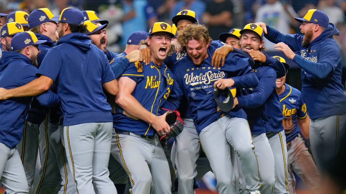 Los Cerveceros celebran su victoria en Tampa Bay en la Serie Mundial. AP.