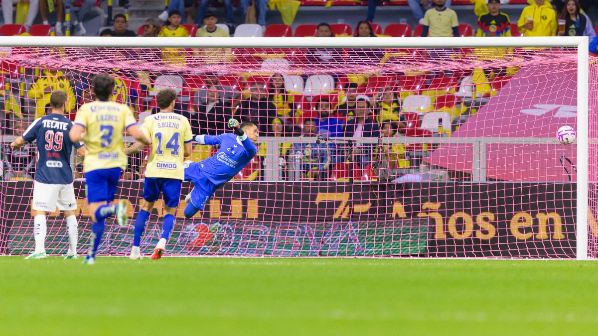 Luis Ángel Malagón se lanza sin éxito ante el gol de Rossi en el América Vs Monterrey. MexSport.
