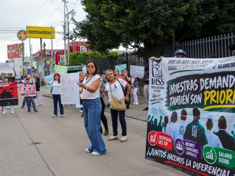 Vuelven a protestar sindicalizados del IMSS en León para exigir mayor incremento salarial