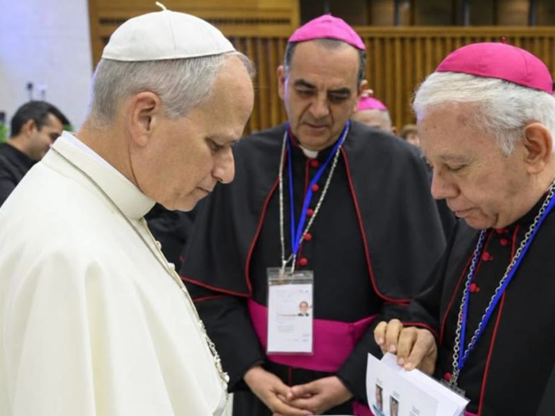 Entregan al Papa León XIV libro con rostros de desaparecidos en México; aparecen guanajuatenses