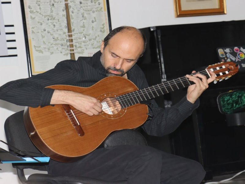 Disfrutan de noche bohemia de guitarra en la Academia Musical Praga