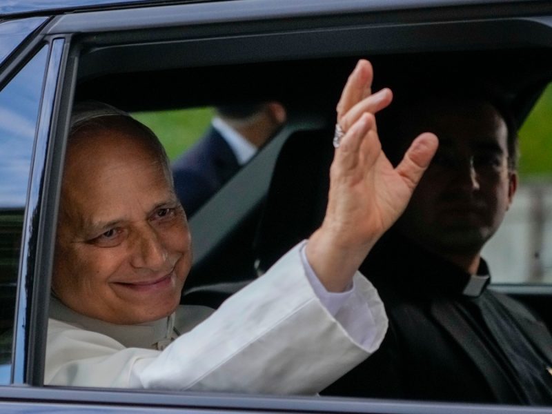 Regresa el Papa al Vaticano tras extirparle cáncer de pulmón; alista gira por Latinoamérica