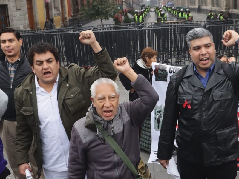 Además de mejores salarios, trabajadores del IMSS también quieren pensiones jugosas