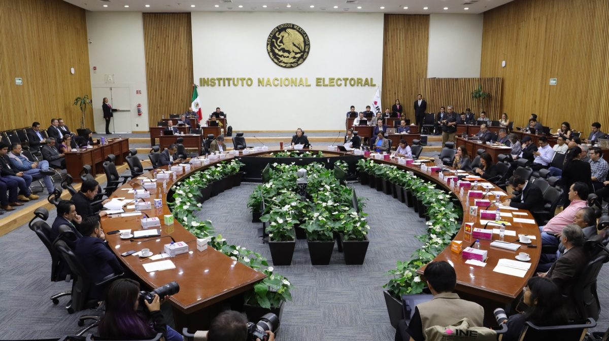 El Instituto Nacional Electoral enfrenta cuestionamientos por la posible intervención de su unidad informática en la selección de proveedores de los institutos locales.