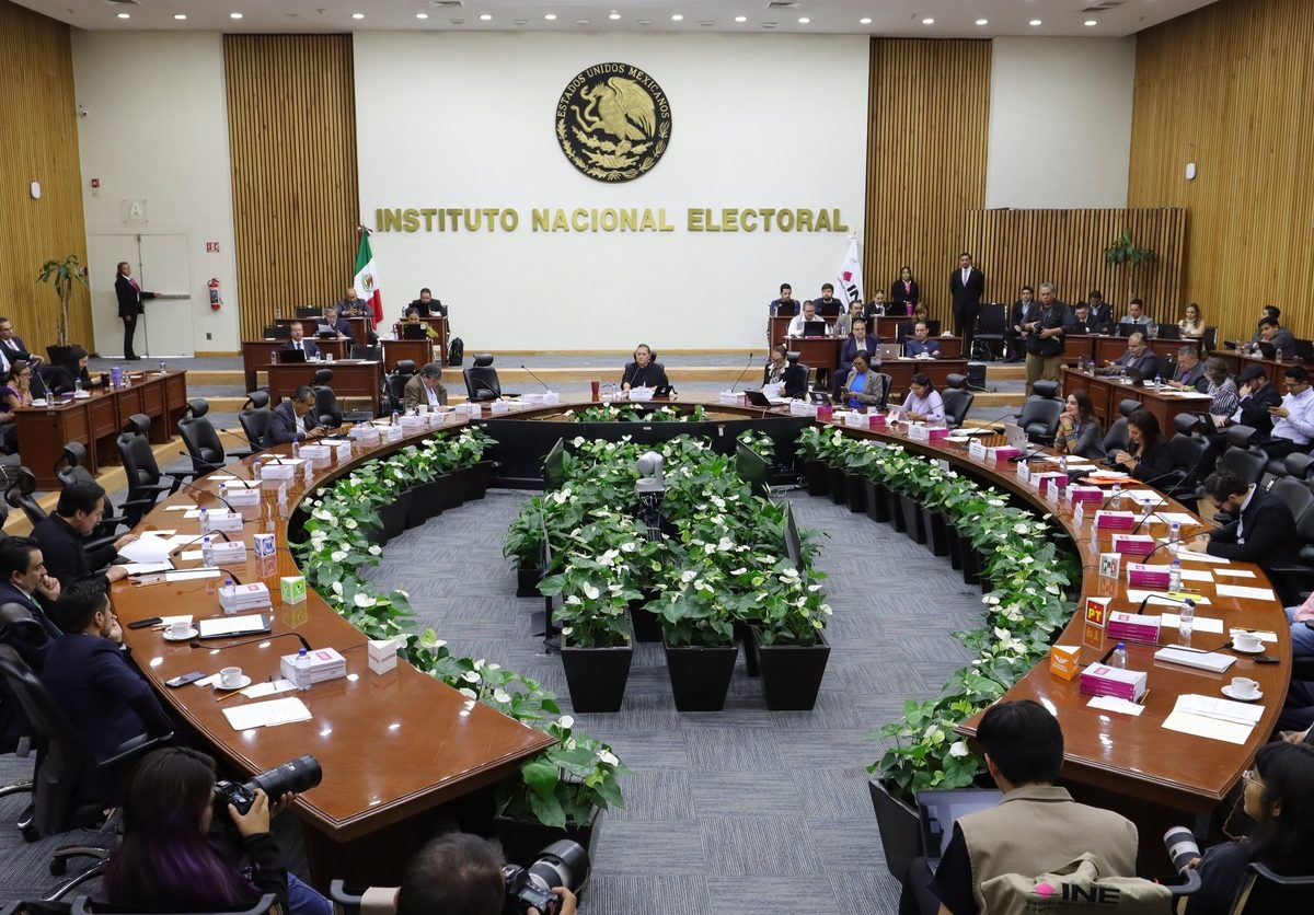 El Instituto Nacional Electoral enfrenta cuestionamientos por la posible intervención de su unidad informática en la selección de proveedores de los institutos locales.
