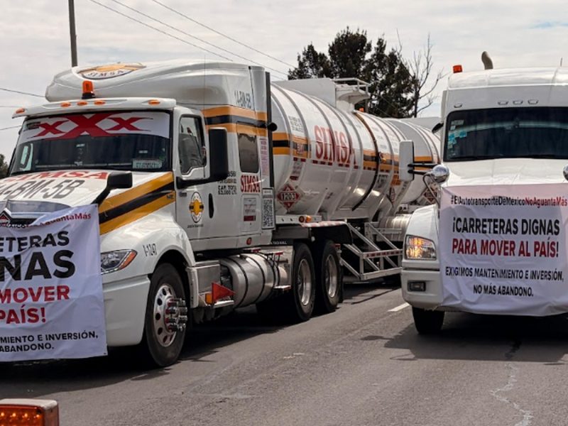 Hartazgo por asaltos y abusos moviliza a transportistas en Guanajuato; avanzan a vuelta de rueda