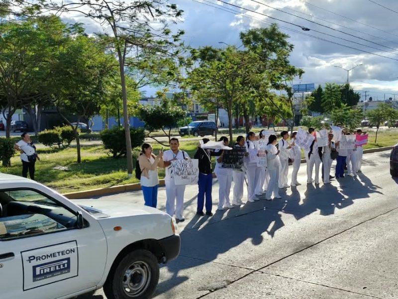 Protestan estudiantes de UNITEC; acusan altos costos y cierran carril vial en León