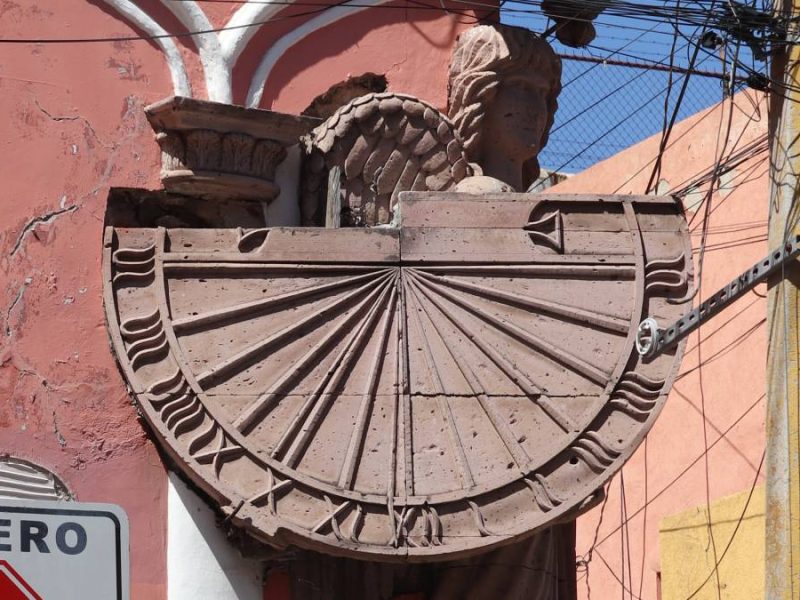 El ángel de Barrio Arriba: la historia del reloj de sol que no marca las horas