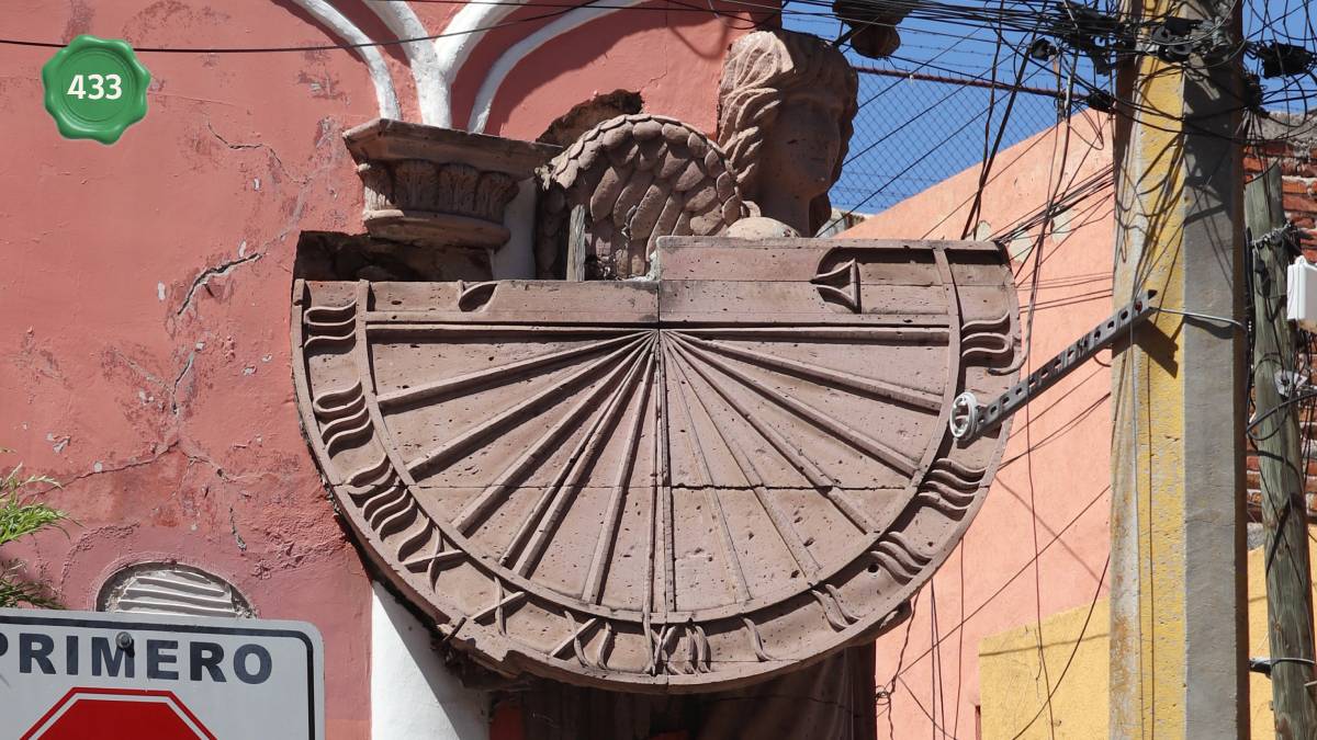 El ángel de Barrio Arriba: la historia del reloj de sol que no marca las horas