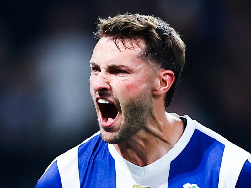 Santiago Giménez anota el gol del triunfo para Porto