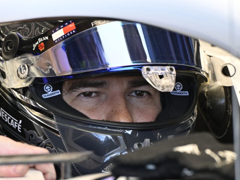 ‘Checo’ Pérez da balonazo a ‘Conejo’ Pérez, presenta casco para su GP número 300 y revela no verse compitiendo en 2030