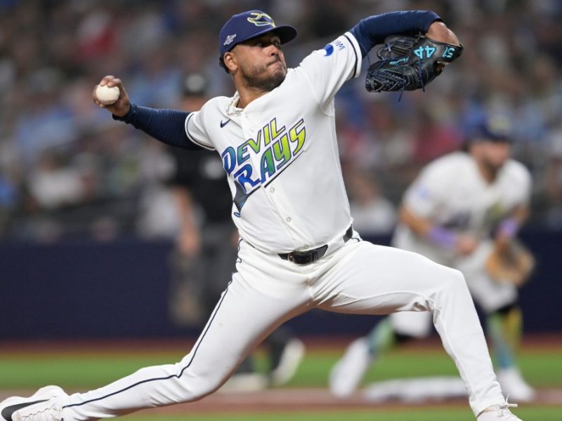 Freddy Peralta pasa de héroe en Milwaukee a rival en la Serie Mundial