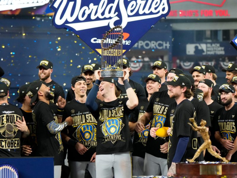 Cerveceros honran a Bob Uecker, narrador que falleció de cáncer, y celebrarán Serie Mundial este viernes en Milwaukee