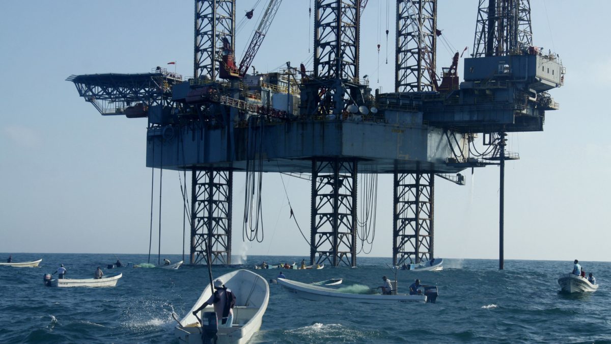 Cae producción de Pemex a su mínimo histórico en agosto y se aleja de la meta