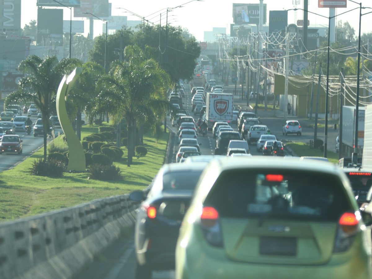 Tráfico en León afecta a familias y empresas; pasajeros pierden 132 horas al año en camión
