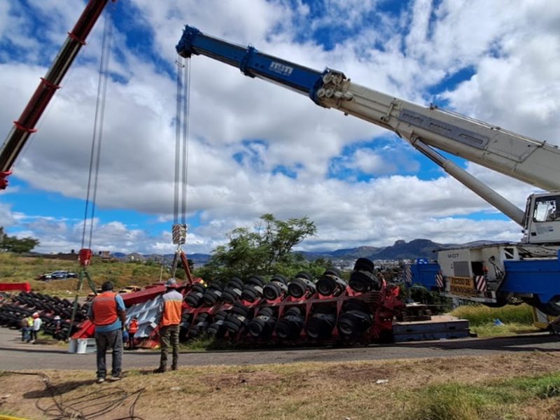 Vuelca tráiler con enorme transformador; calculan una semana para retirarlo en Guanajuato