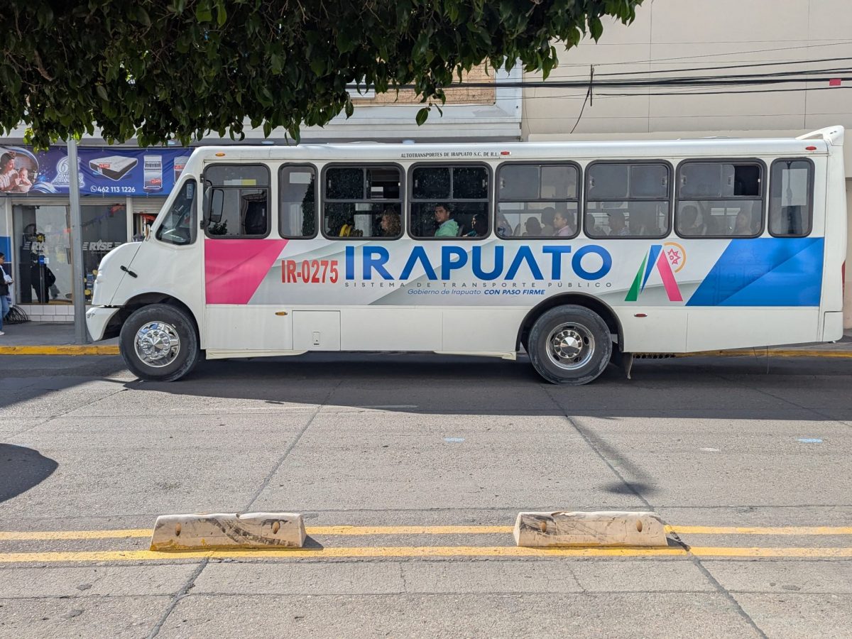A dos años del aumento, usuarios del transporte público en Irapuato siguen esperando hasta una hora