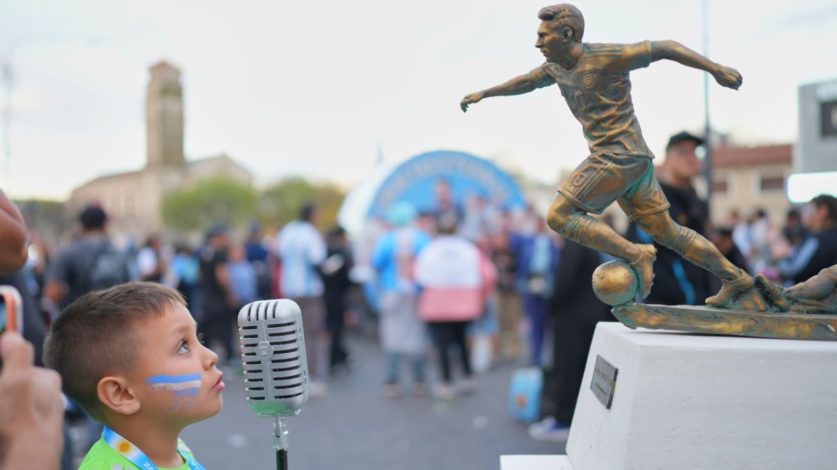 Un pequeño aficionado de Messi en Buenos Aires. AP.