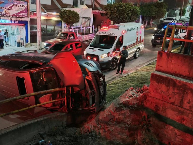 Sustazo para familia al volcar camioneta en Paseos del Country