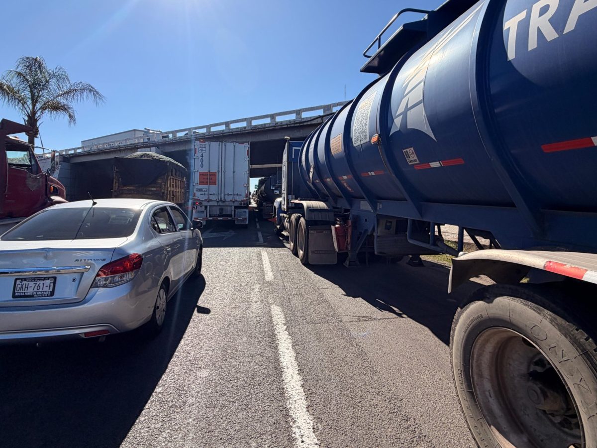 Tráileres de Pemex colapsan la carretera 45D en Irapuato; automovilistas esperan horas
